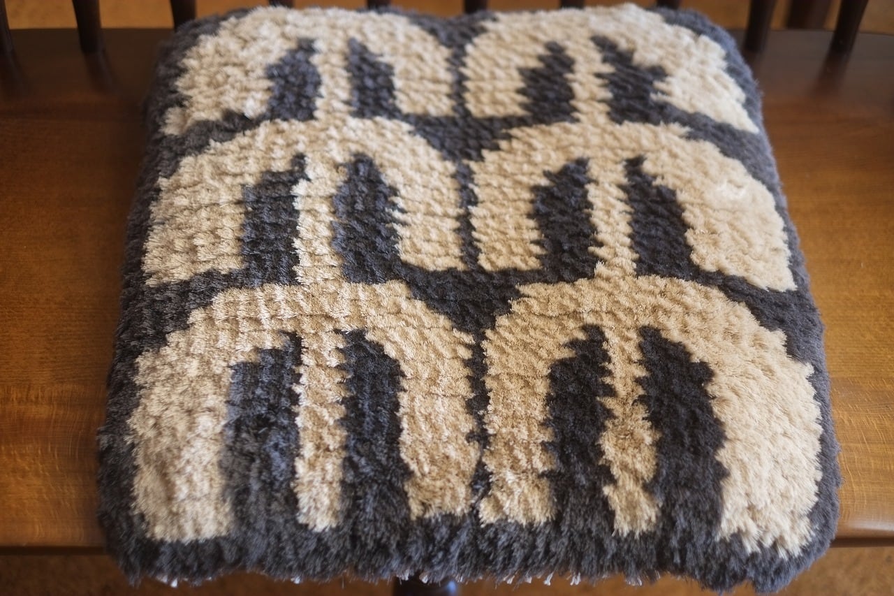 698◇【初入荷】ノッティング織り椅子敷き〖約40㎝×40㎝〗 | 民芸ペチカ