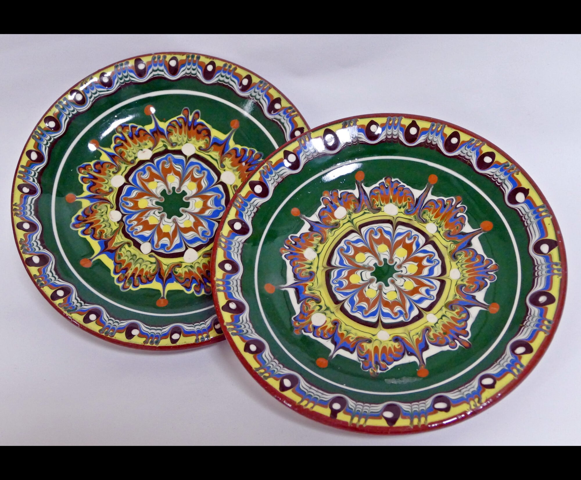 ブルガリアの職人さん手作り かわいい緑色のお皿(トロヤン焼き) | montedo