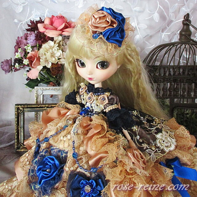 ヴィクトリア王妃 豪華ブロンズゴールドが重厚なボリュームフリル