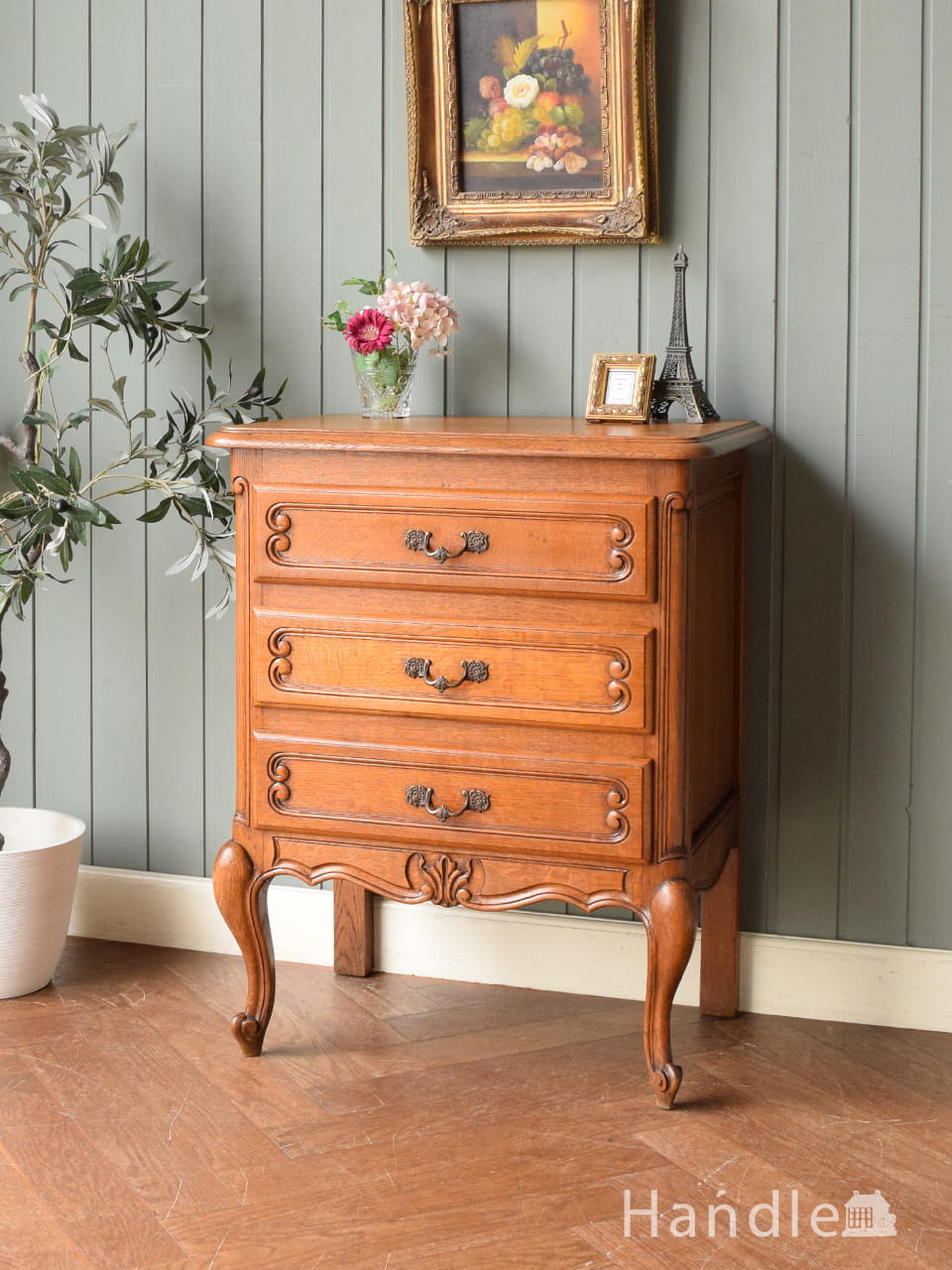 フランスのアンティークチェスト、猫脚が美しいフレンチスタイルの
