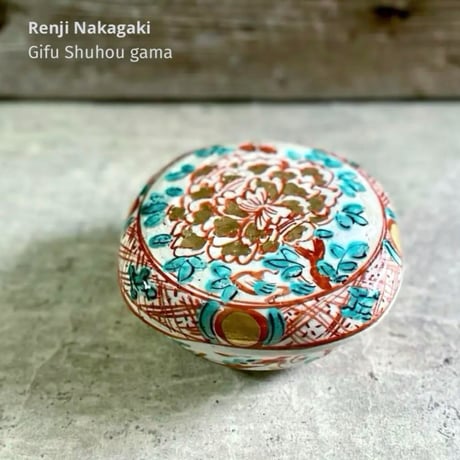 🔶SALE🔶岐阜 秀峰窯中垣連次 粉引金彩赤絵牡丹に千鳥蓋物 | MatsuBokkuri