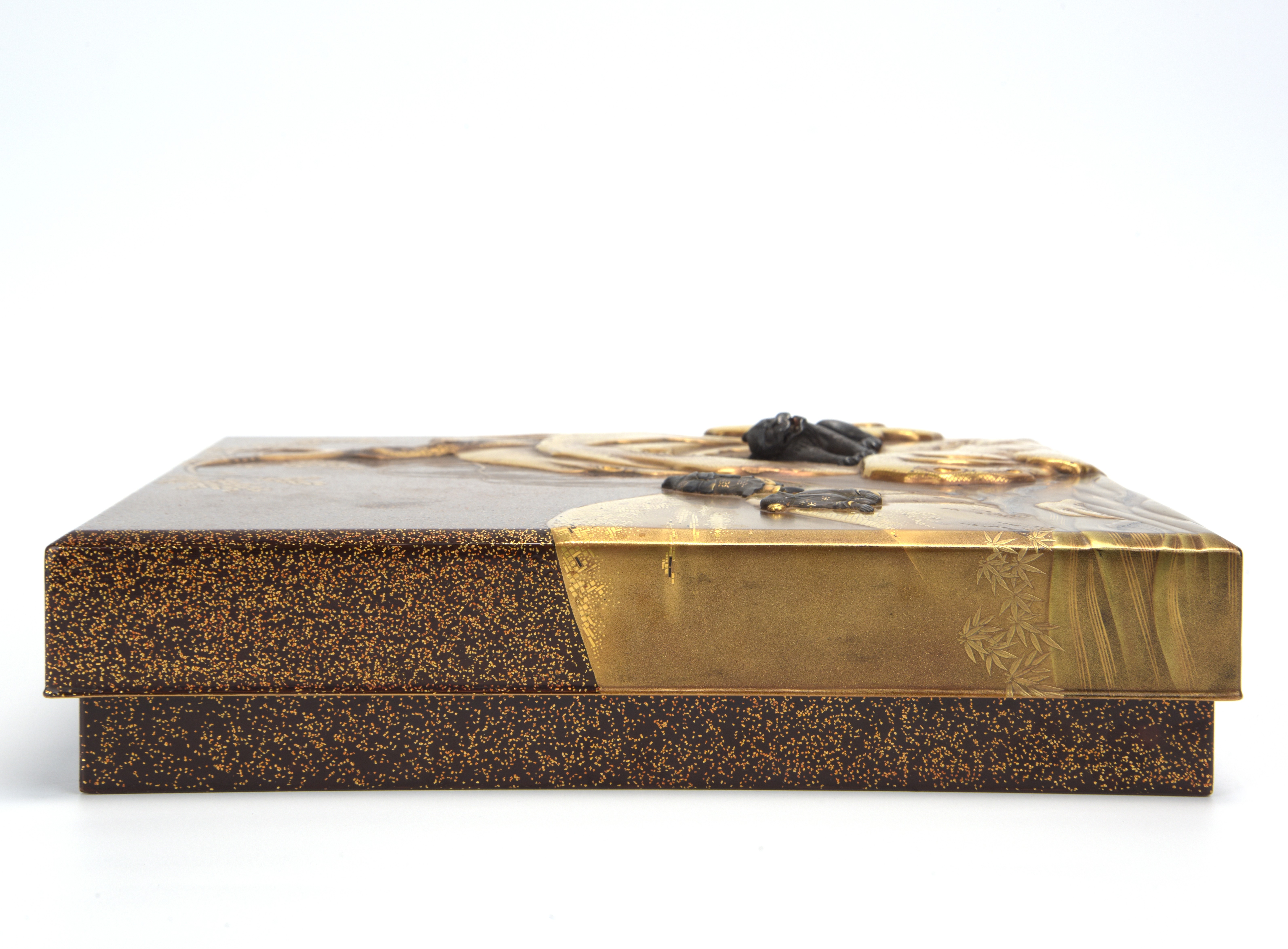 貨幣博物館 | 岩間政盧作人物虎紋金工象嵌山水図金梨地蒔絵硯箱