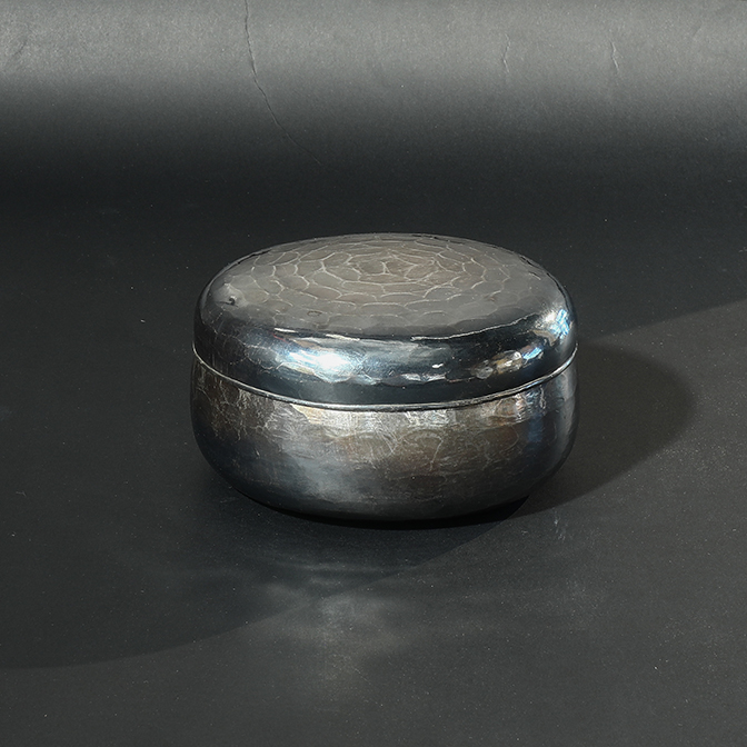 藏六居造純銀槌目紋果子器仕宏拍賣