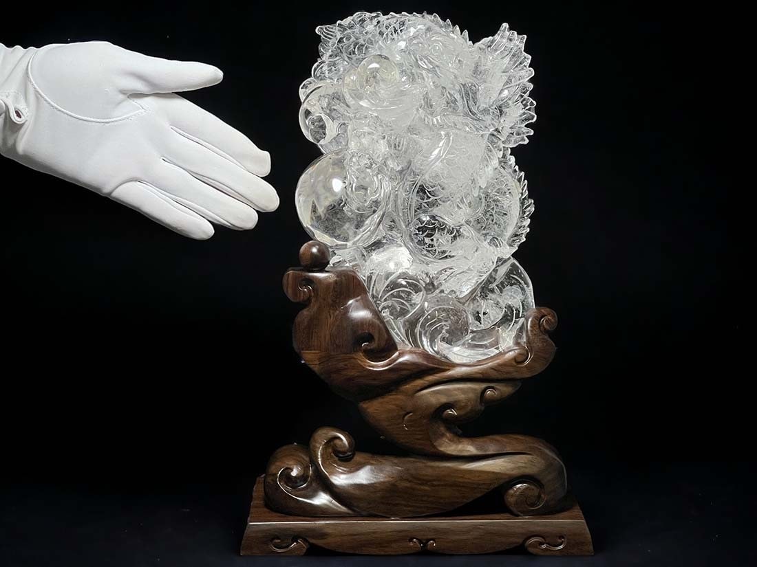 水晶 龍彫刻 (木製台座付き)
