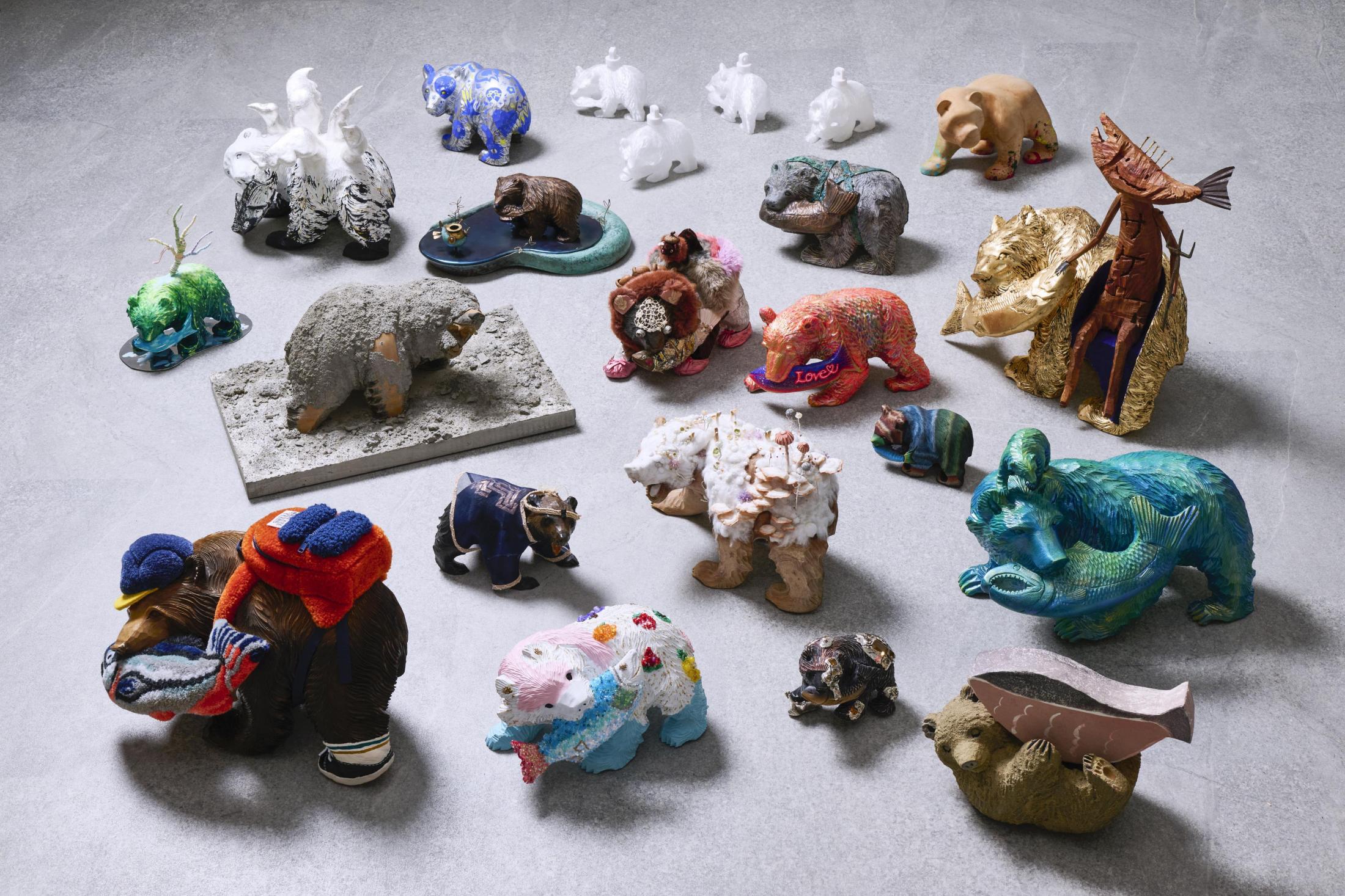 重厚「木彫り熊」カラフルに一変、理由は？ 仕掛け人社長「物置から