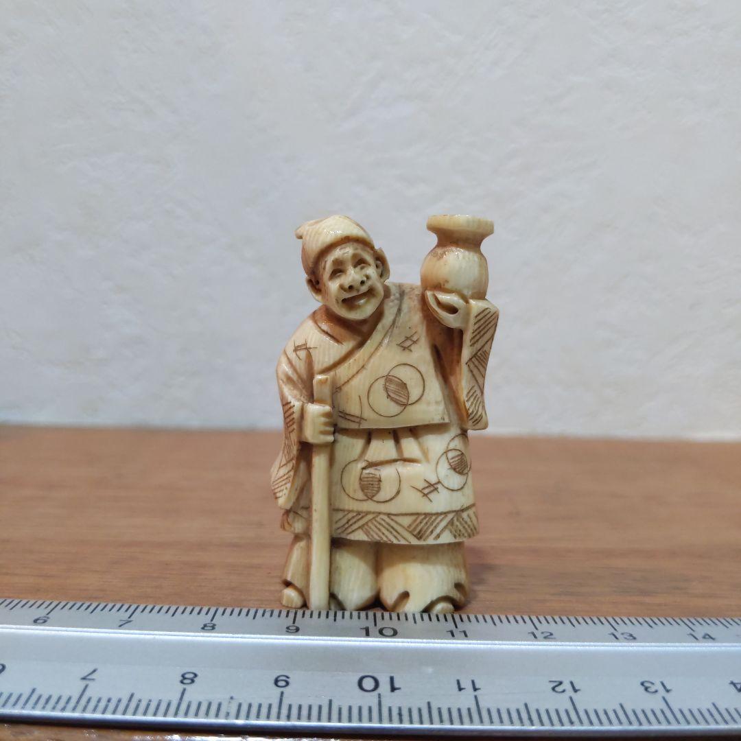 時代提げ物 人物根付 天然素材 在銘【酒器持つ翁】高さ約5.2cm 重さ約19ｇ 真穂人(まほと)純米熟成酒 – 神亀の館