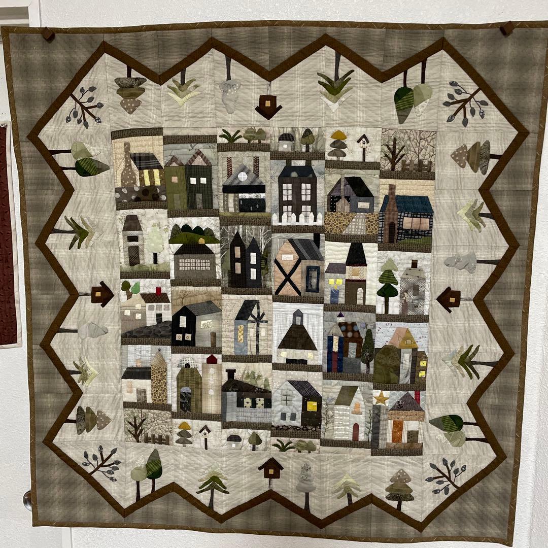 ハンドメイドパッチワークキルトのハウスなのタペストリー パッチワークキルトのタペストリー(ハウス・ツリー) その他インテリア